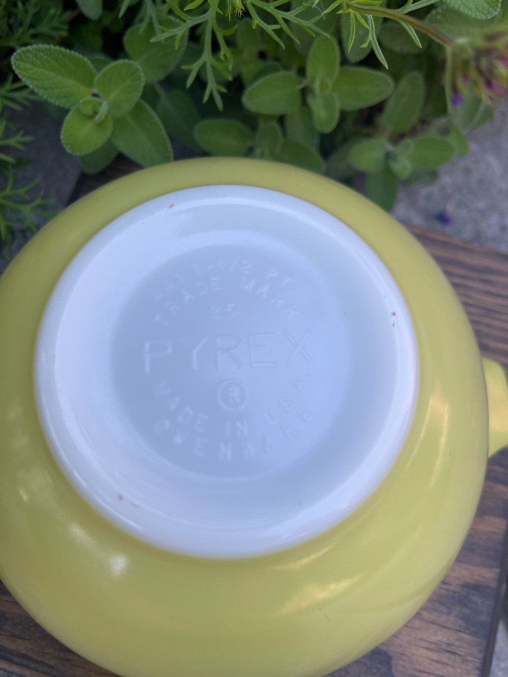 Vintage Yellow Pyrex Cinderella #441 Mixing Bowl 1.5 quart - Picture 3 of 4